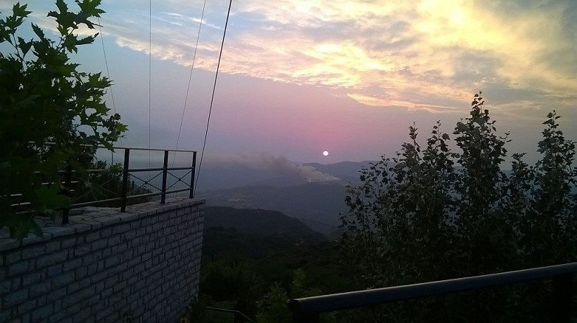 Σε εξέλιξη δύο πυρκαγιές στο Αγρίνιο (εικόνες)